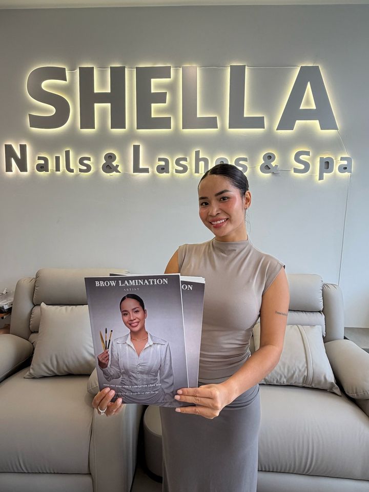 Giảng viên Shella Beauty Academy với giáo trình Brow Lamination tại tiệm